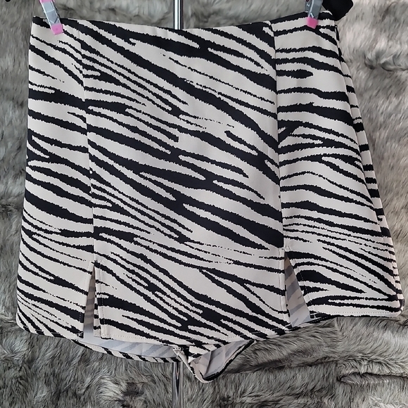 Zara Zebra Print Skort - Picture 1 of 9